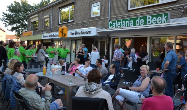 Het plein aan de Burgemeester Elkhuizenlaan op De Beek staat weer in het teken van de Roparun.