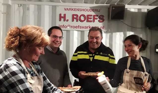 Bij de Roparun doorkomst in Hoogerheide krijgt iedereen een ontbijtje.