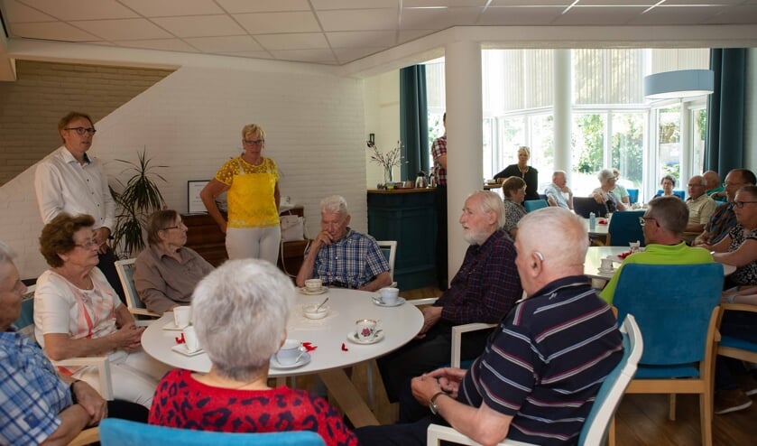 Een volle huiskamer bij de opening.