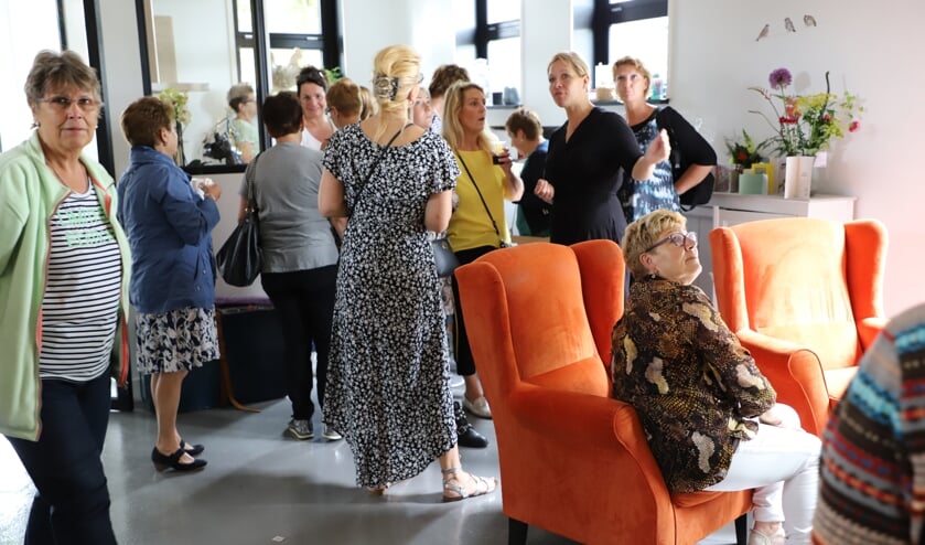Initiatiefneemster Yolande van Gastel geeft bezoekers uitleg tijdens de open dag van 'dagbesteding op 't dorp'.