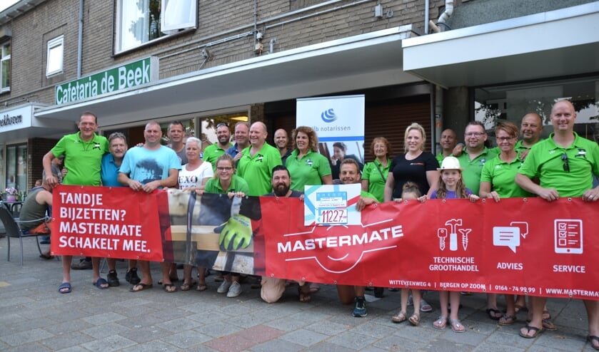 leden van comité Doorkomst de Beek samen met Roparunteam 227 De Brabantse Wal bij de cheque-uitreiking.