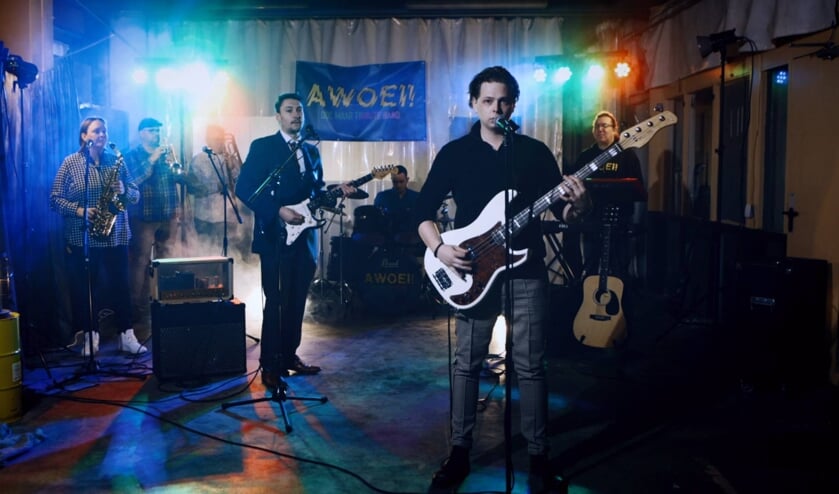 Doe Maar tribute band Awoei records a clip just in time