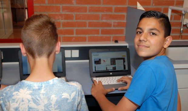 Leerlingen van het UC vmbo aan het werk met hun eigen digitale device.