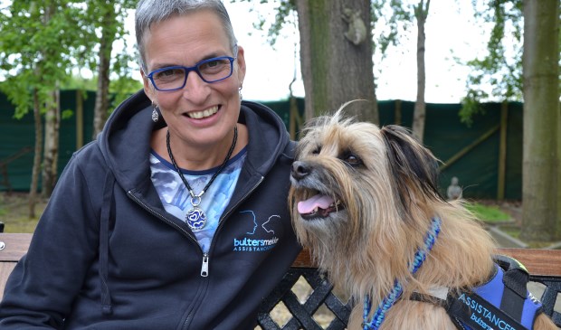 Helma Verhoeven en haar 'assistentiehond' Banios. (foto: IrisManon Verhoeven)