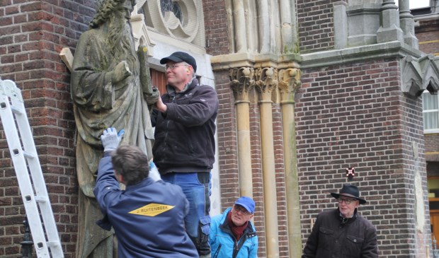 Koen van Velzen is bezig met het loswrikken van Mozes. Mari van Asseldonk en André Velthausz kijken gespannen toe (Foto's: Ties van Dooren).