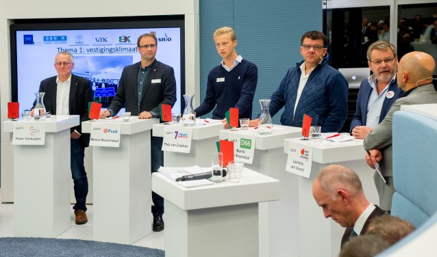 Lijsttrekkers in debat onder toeziend oog ondernemend Veghel (foto's Margot van Kleef).