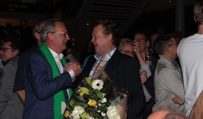 Jan Goijaarts en Eus Witlox schudden elkaar lachend de hand. (Foto: Peter Kuijpers)