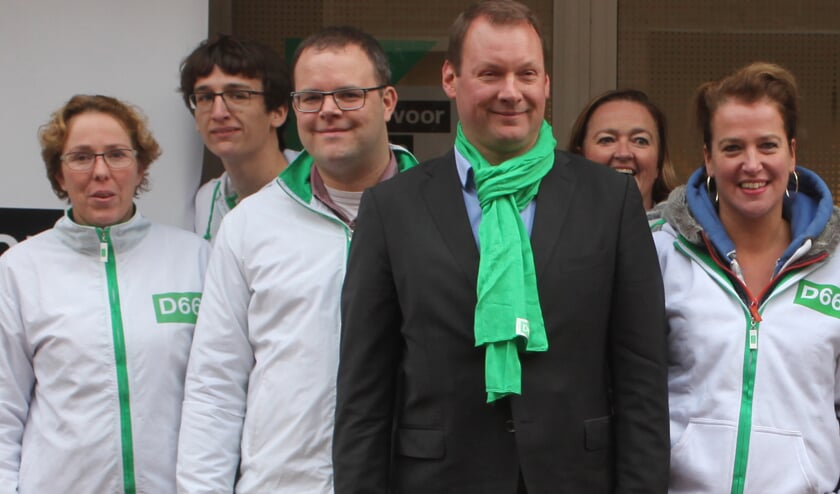 Van Miltenburg poseert samen met de plaatselijke afdeling van D66 (Foto's Peter Kuijpers)