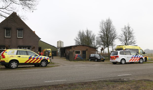 Man gewond na val door dak bij plaatsen zonnepanelen in Vierlingsbeek. (foto: SK-Media)