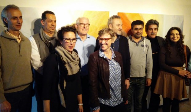 Riny van Rinsum, Francesca Verwegen en Aafke Steenhuis met de deelnemende kunstenaars.