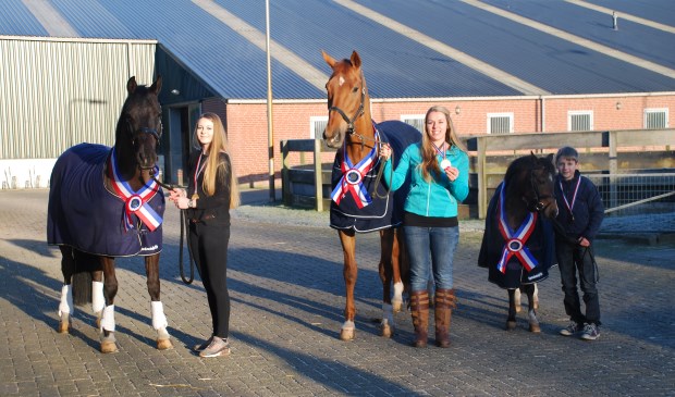 V.l.n.r. Elja met haar pony Jango, Nicky met haar paard Zinedine en Thomas met zijn pony Saba.