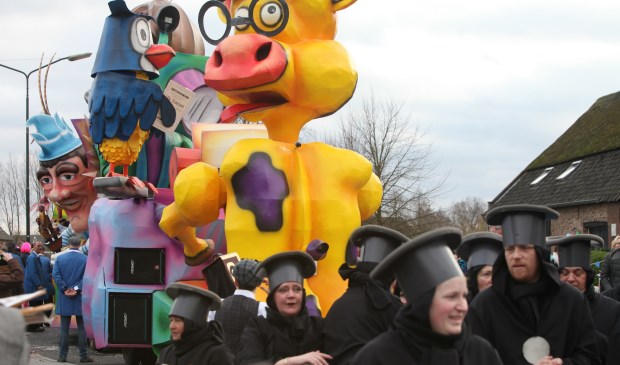 De optocht in Zijtaart trok veel publiek (Foto's Peter Kuijpers)