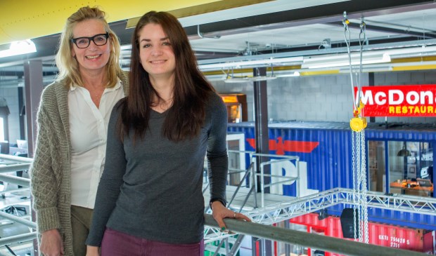 Ellen Minkels (L) en Jennifer Luttikhuizen (R) zijn op dit moment waanzinnig druk met de voorbereidingen voor TEDxVeghel (Foto: Margot van Kleef).