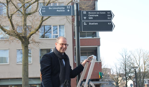 Wethouder Gé Wagemakers heeft vanmiddag officieel de nieuwe bewegwijzering onthuld voor het Osse centrum.