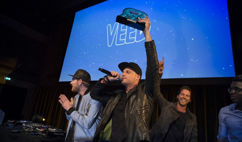 De mannen van StukTV met de VEED Award.