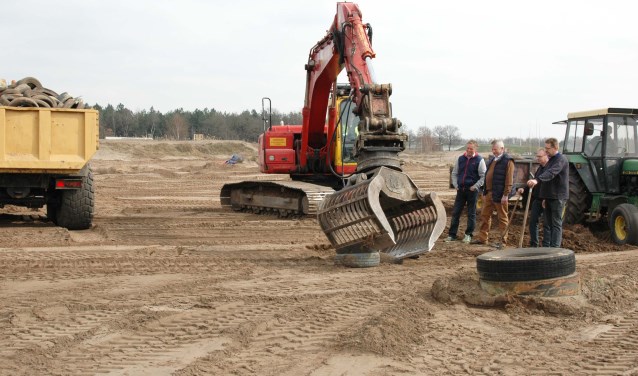Graafmachines zijn al druk met de renovatie van het circuit. Leden van de Stichting SRMV, (v.l.n.r.) voorzitter Jac Maas, secretaris Peter van Hinthem en de bestuursleden Pedro Langens en Gerald Baaijens, kijken toe.