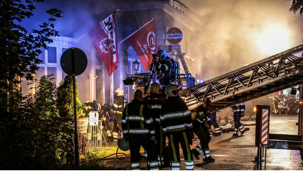 Zeer grote brand Maasdijk Ravenstein ( Foto's : Maickel Keijzers / HendriksMultimedia )