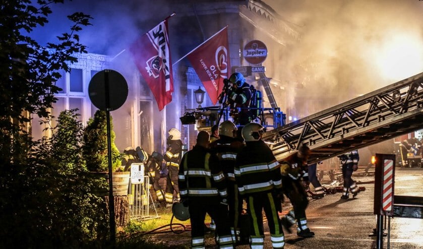 Zeer grote brand Maasdijk Ravenstein ( Foto's : Maickel Keijzers / HendriksMultimedia )