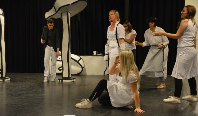 Een gevecht in het kasteel tijdens de repetitie van Meske & Monster (Foto: Twan Verkuylen).
