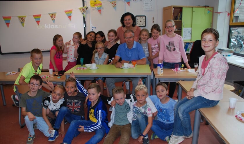 Meester Wim met zijn klas.