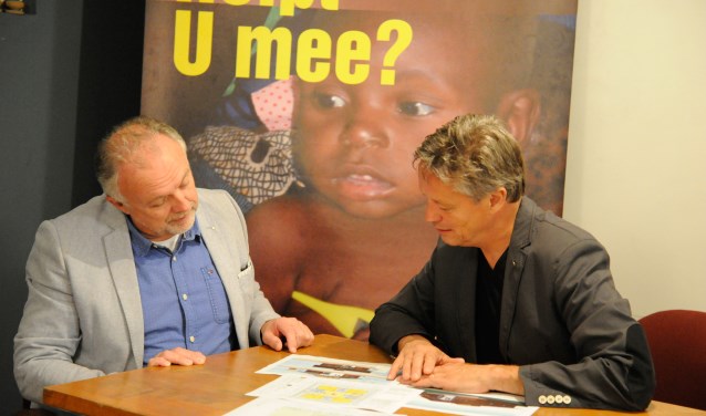 Rob Honings (Lionsclub Land van Cuijk en Noord Limburg) en Hans Baltussen (Passion for People) in overleg. (foto: Ingrid Driessen)