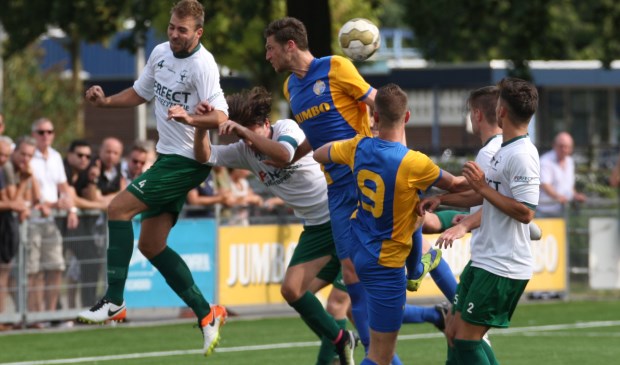 Drukte voor het Limburgse doel bij een Veghelse corner (Foto's Peter Kuijpers)