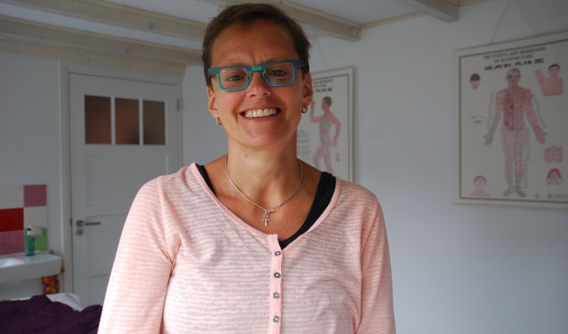 Jolanda in haar praktijk.