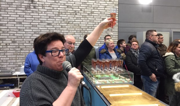 Directrice Ellen Vos heft het glas.