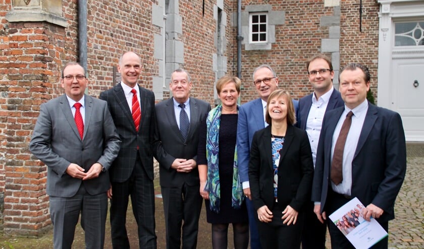 Vlnr: Eric van den Bogaard, Marcel Franzel, Harry van Rooijen, Coby van der Pas, Jan Goijaarts, Marijke Wilms, Menno Roozendaal en Eus Witlox.