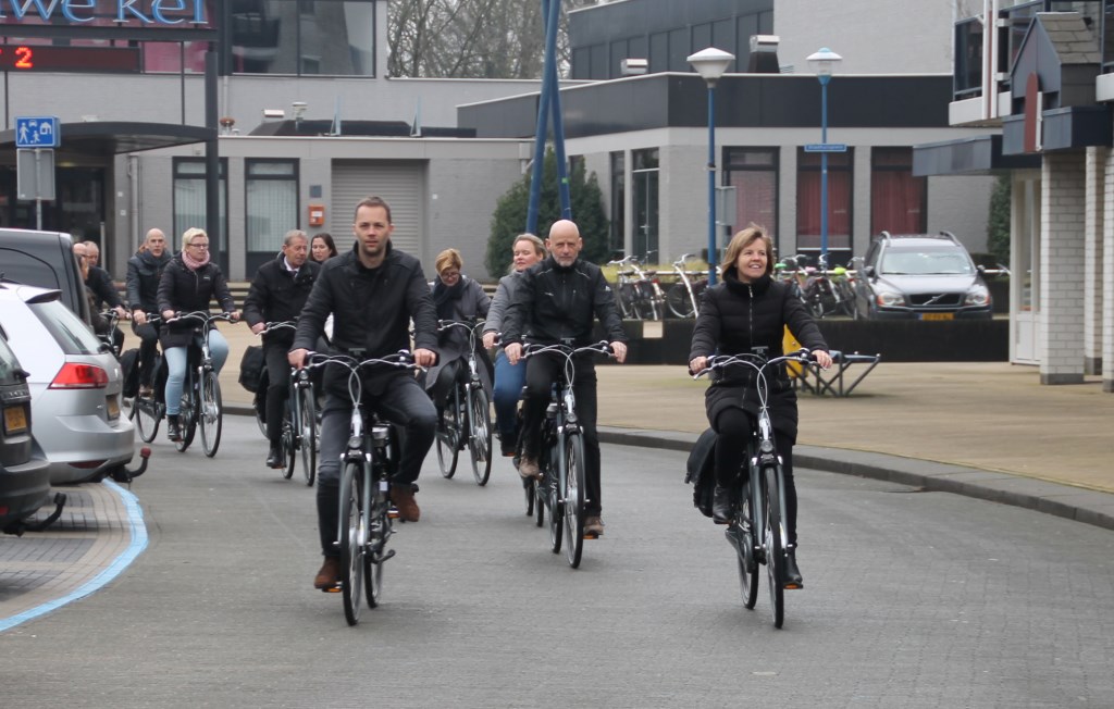 Marijke Wilms (rechtsvoor) probeert de elektrische fiets meteen uit.