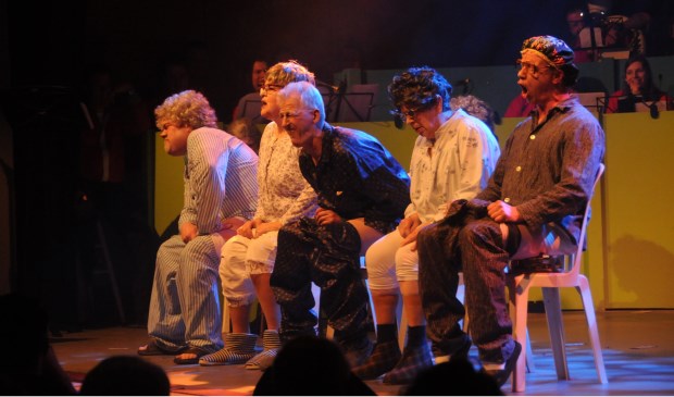 Meer als 11 met heerlijke satire op bejaardenzorg (Foto's Aard van Hoof)