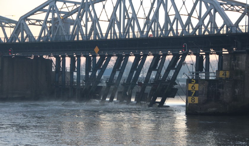 De stuw bij Grave de ochtend na het ongeval bij de Graafse sluizen. (foto: SK-Media)
