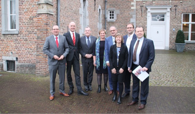 Vlnr: Eric van den Bogaard, Marcel Franzel, Harry van Rooijen, Coby van der Pas, Jan Goijaarts, Marijke Wilms, Menno Roozendaal en Eus Witlox.