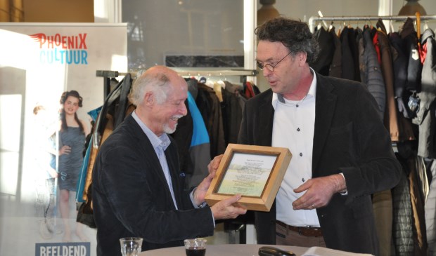 Guus Versteegh (L) en Bernard Vissers (R) tijdens de opening van de nieuwe expositieruimte.