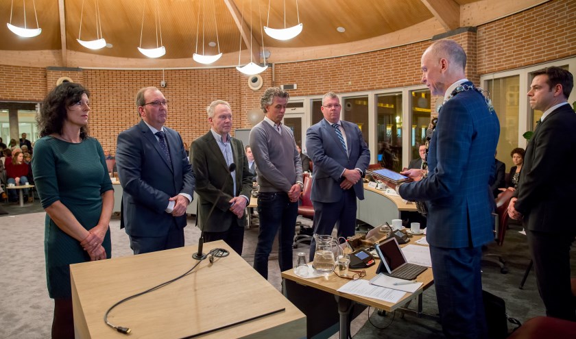 Burgemeester Marcel Fränzel installeert de nieuwe raadsleden (foto's Margot van Kleef).