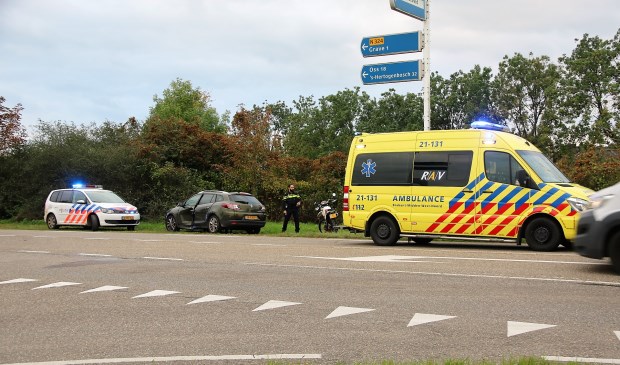 De aan de zijkant beschadigde auto, met ernaast de motor die de schade veroorzaakte. Foto: SK-Media