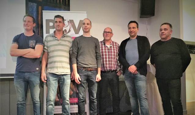 Eric Stiphout (tweede van rechts) als kersvers POV-voorzitter tussen zijn mede-bestuursleden.