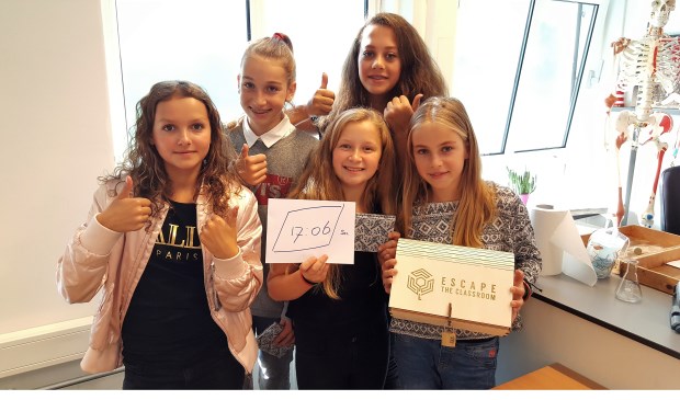 De meiden van klas 1H van het Elzendaalcollege winnen 500 euro voor de school.