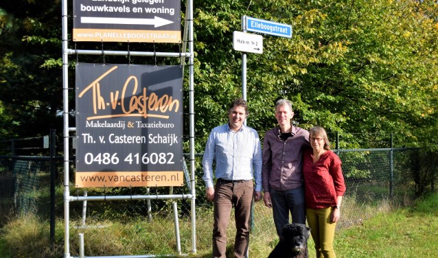 Marcel van den Akker en Vera van Els (rechts) bij het 'te koop-bord' in Langenboom.