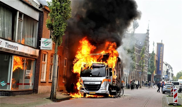 De vrachtwagen staat op de Grotestraat in lichterlaaie. De brandweer is dan nog niet gearriveerd. Foto: SK-Media