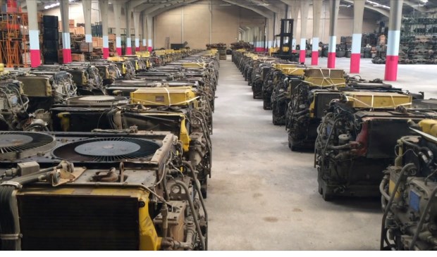 Ook werd handelswaar, waaronder onderdelen voor legervoertuigen, in bedrijfshallen in Gennep en Loosdrecht in beslag genomen.