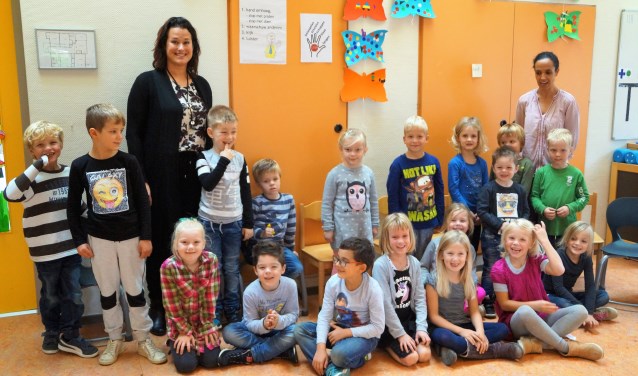 Thuiscoach Evelien van Hoof en ambtenaar Alia Achour maakten begin oktober een voorstellingsronde op BS De Vonder. Foto: BS De Vonder
