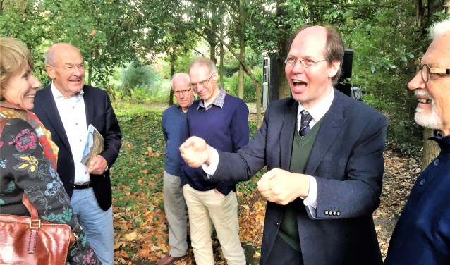 Sybrand Buve legt in de tuin van Klooster Elsendael enthousiast uit waarom de GGU in Boxmeer moet komen.