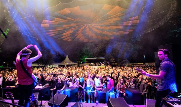 De tribute-versie van Dire Straits sloot in augustus Muziekpark in het Weijerpark af. Foto: Ellis van Eijden