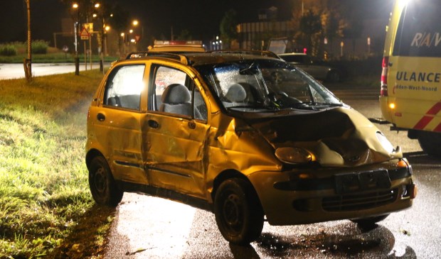 De zwaar beschadigde auto staat weer op z'n wielen. Foto: SK-Media
