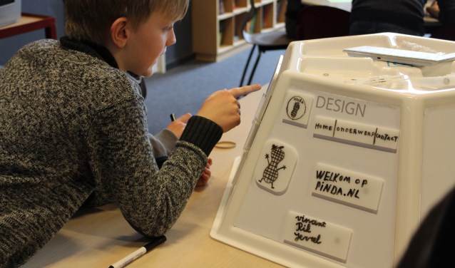 De bibliotheek Uden houdt een Generatieb@ttle om generaties dichter bij elkaar te brengen.
