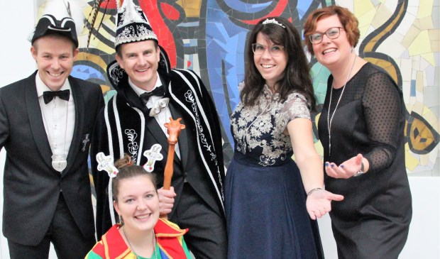 Prins Han d’n urste, prinses Annemieke, adjudant Bram Geurts, hofdame Yvonne Cuppen en narrin Emmy Vermeulen van ’t Bokkenriek, Sint Hubert.