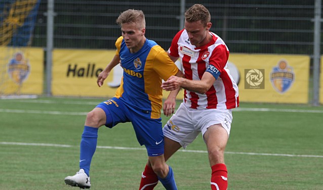 Edwin Huibers (links) in actie namens Blauw Geel'38. (Foto: Peter Kuijpers)