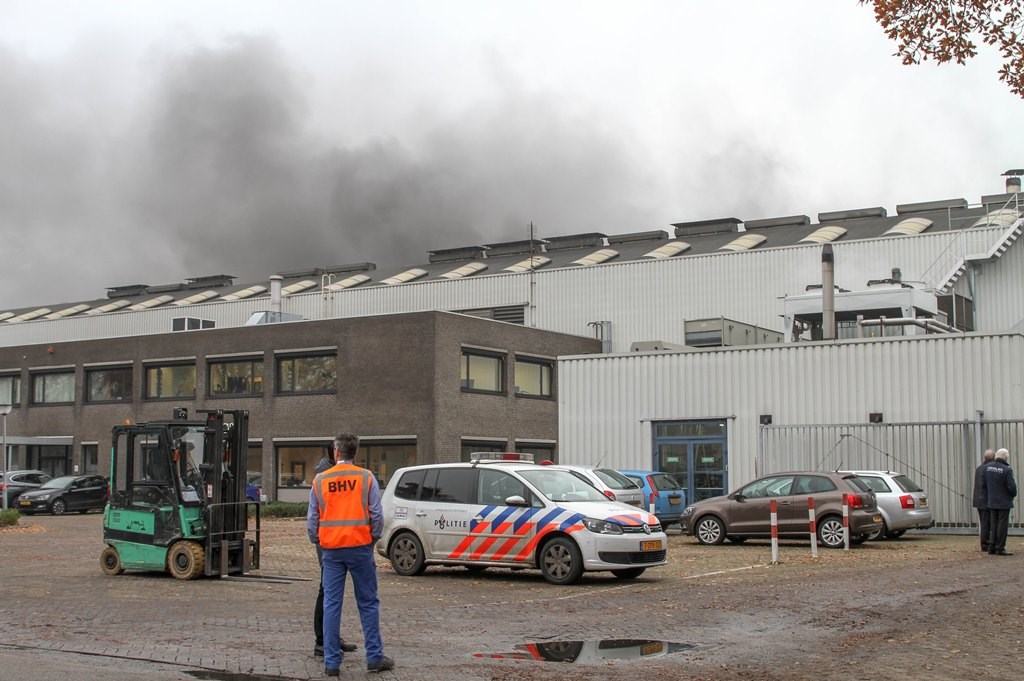 Brandweer opgeroepen voor brand bij Brabant Alucast. (Foto: Maickel Keijzers / Hendriks Multimedia)