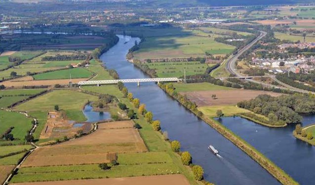 Een luchtfoto van de Maasbrug in Oeffelt. De maatregelen zouden links getroffen moeten worden. Foto: Beeldbank Rijkswaterstaat